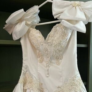 Like New! Vintage Off-Shoulder Wedding Dress